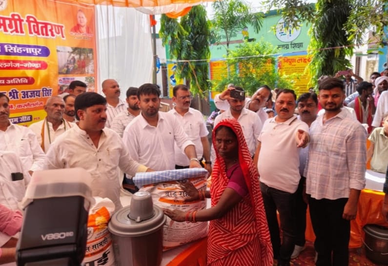 बाढ़ पीड़ितों को राहतसामग्री वितरित करने पहुंचे विधायक हर संभव मदद का दिया भरोसा