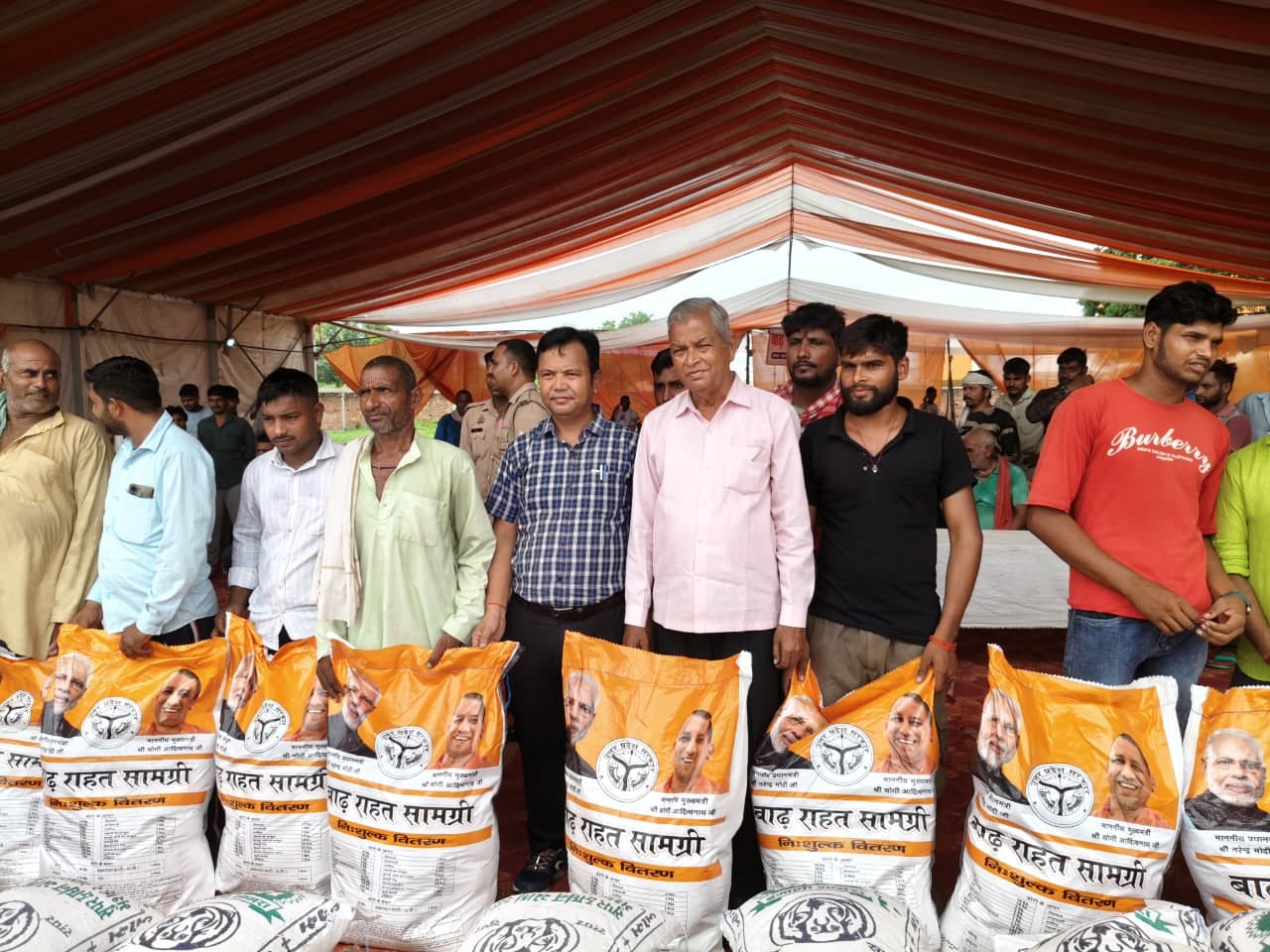 मुश्किल घड़ी में प्रशासन का सहारा—बाढ़ पीड़ित परिवारों तक पहुंची राहत की 26 जरूरी चीजें
