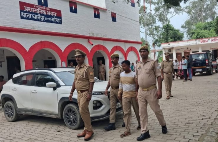 नकली सोने के जेवर बेचकर ठगी करने वाले को पुलिस ने किया गिरफ्तार, नकदी और कार बरामद