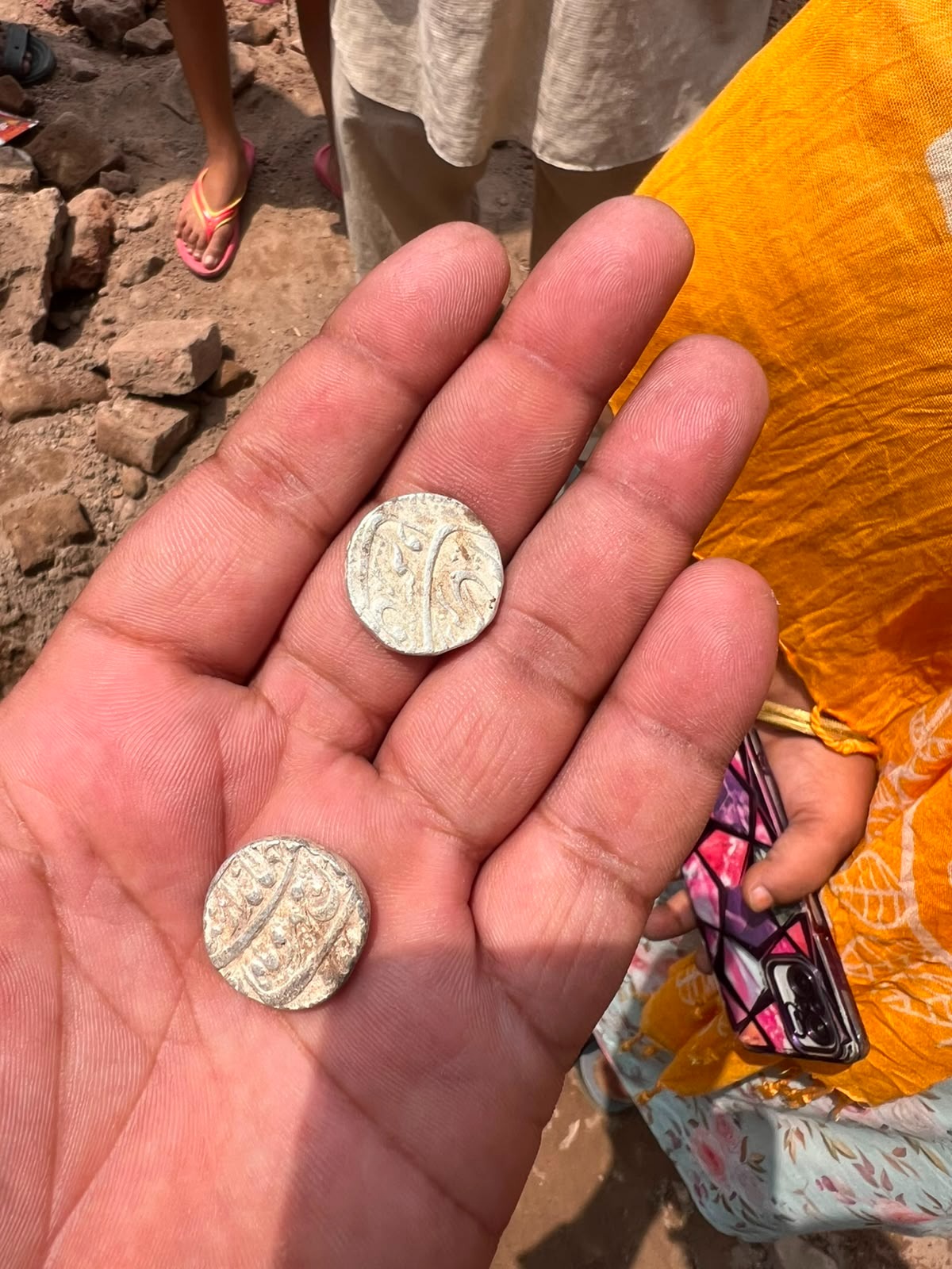 गांव घड़ूआं में खुदाई के दौरान मिले सदियों पुराने चांदी के सिक्के, उर्दू में लिखावट