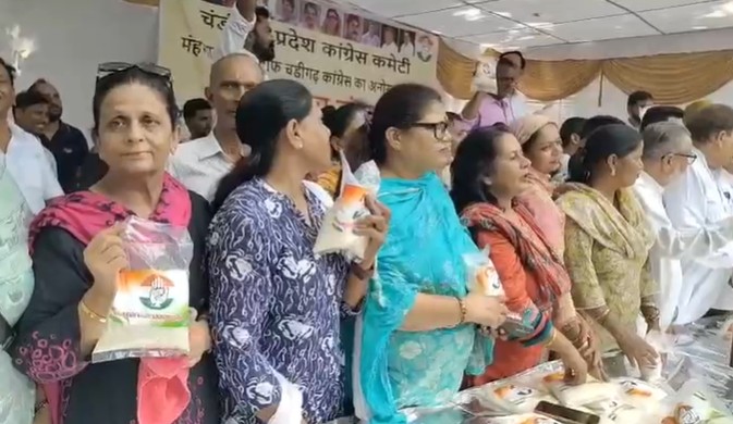 चीनी की बढ़ती कीमतों के खिलाफ चंडीगढ़ कांग्रेस का प्रदर्शन, सेक्टर-35 में लगाया ‘चीनी लंगर’