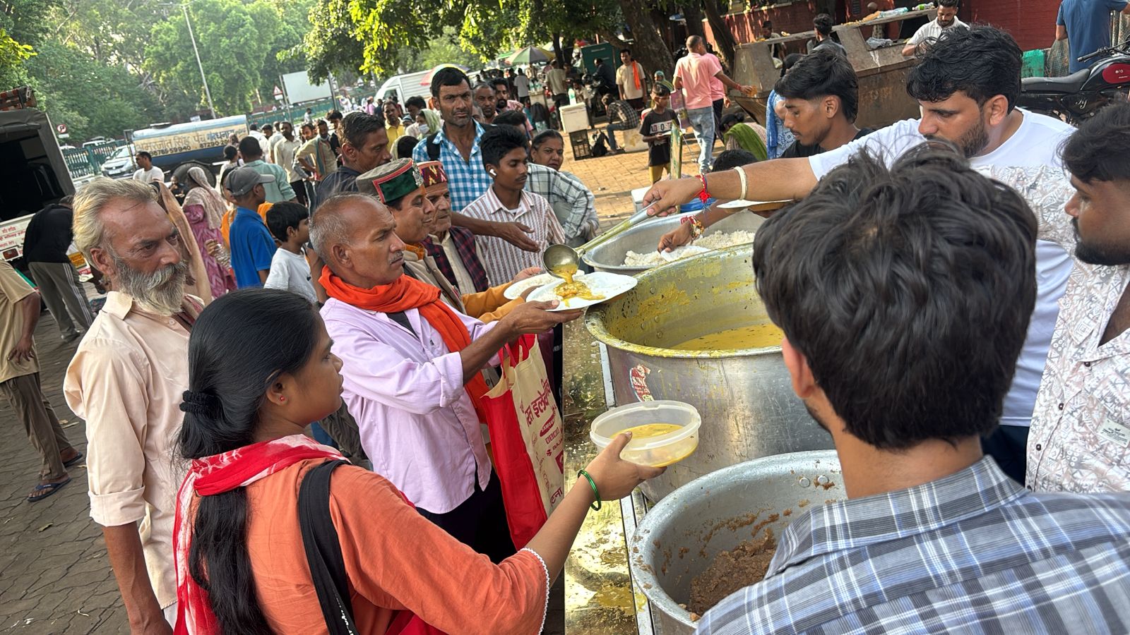 ओम महारुद्र नवयुवक सेवा दल द्वारा नेपाल बाढ़ पीड़ितों की आत्मशांति और राहत के लिए PGI चंडीगढ़ के बाहर लंगर का आयोजन