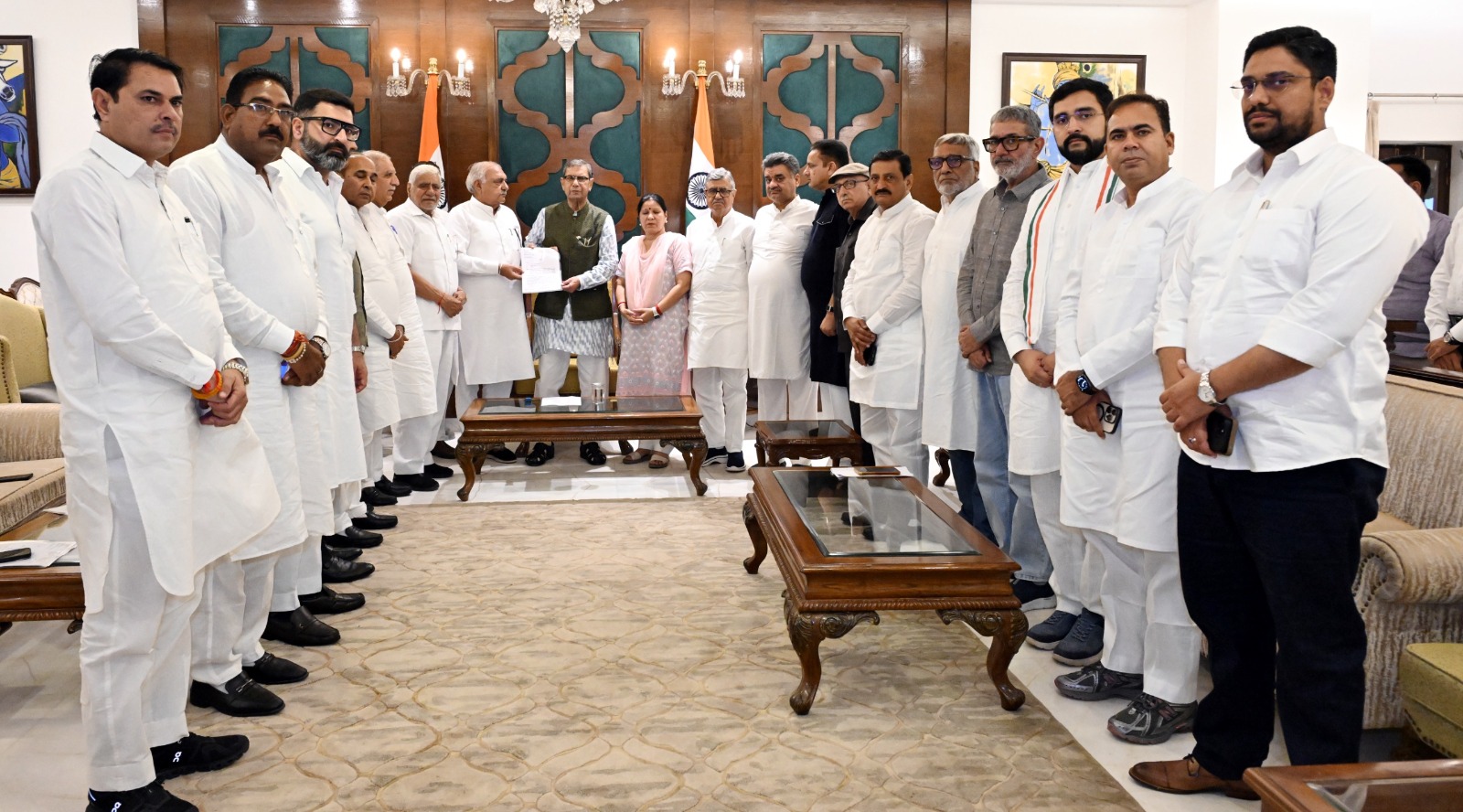 भूपेंद्र सिंह हुड्डा के नेतृत्व में कांग्रेस ने राज्यपाल को सौंपा ज्ञापन