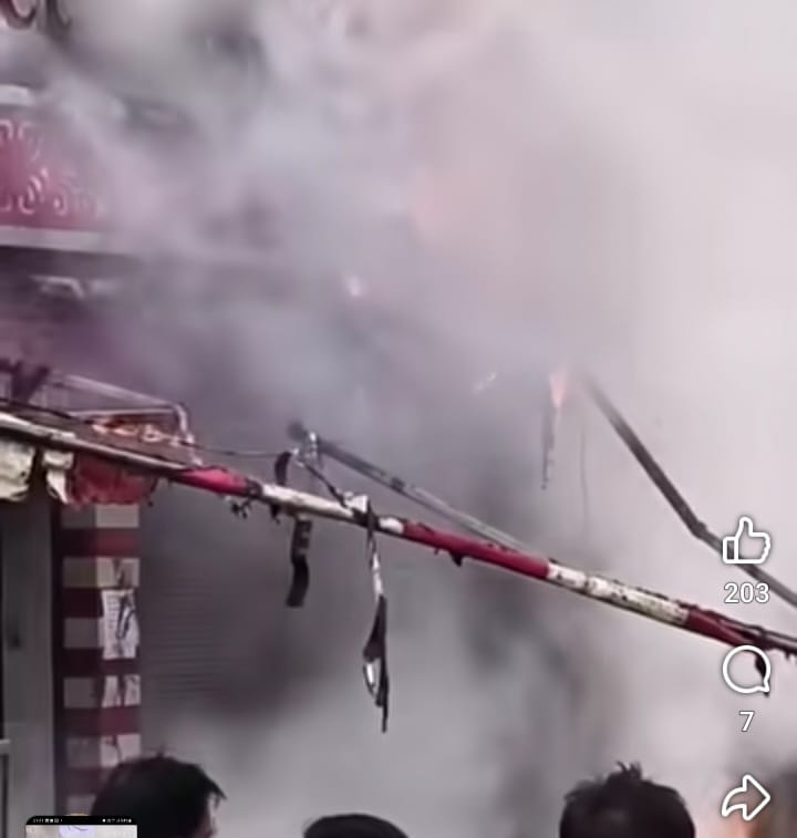 लक्ष्मी स्वीट्स हाउस में भीषण आग से मचा हड़कंप, गमगीन माहौल के बीच मौके पर पहुंचे सीओ सिटी यश त्रिपाठी