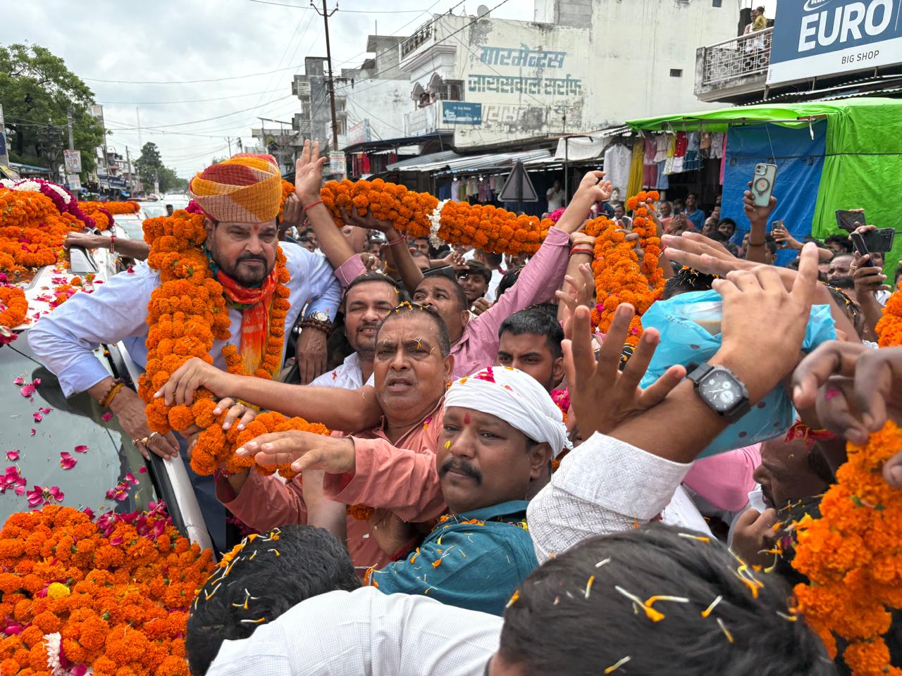 बेलसर चौराहे पर पूर्व सांसद बृजभूषण शरण सिंह का हुआ जोरदार स्वागत