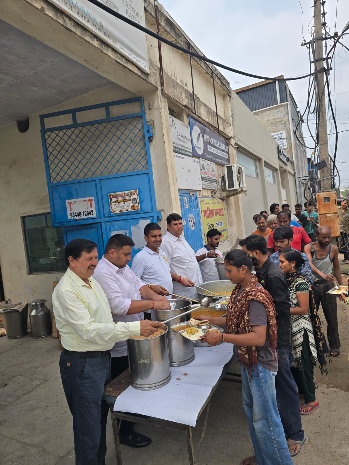 श्री राम सेवादार ट्रस्ट ने लगाया विशाल भंडारा
