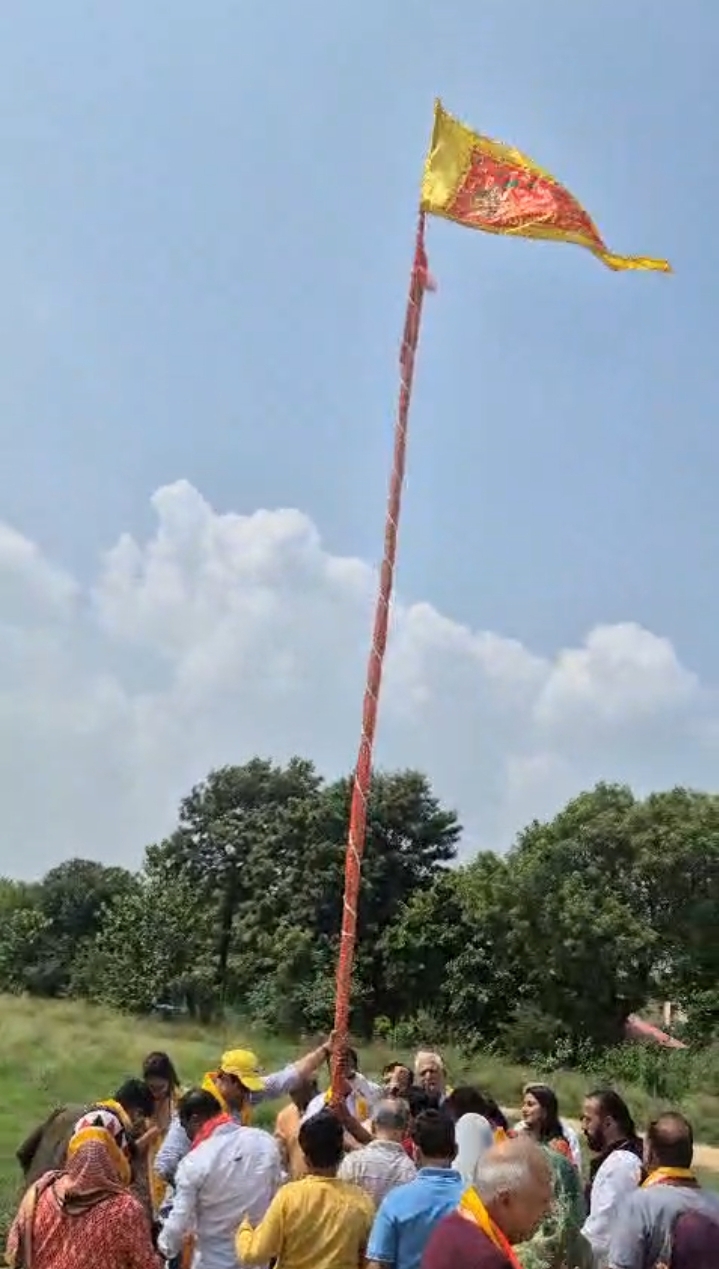 सेक्टर 49 बी मे दिव्य रामायण युवा कला मंच के 5वें भव्य रामलीला मंचन के लिए हनुमान ध्वज रोहण पूरे विधि-विधान से किया गया