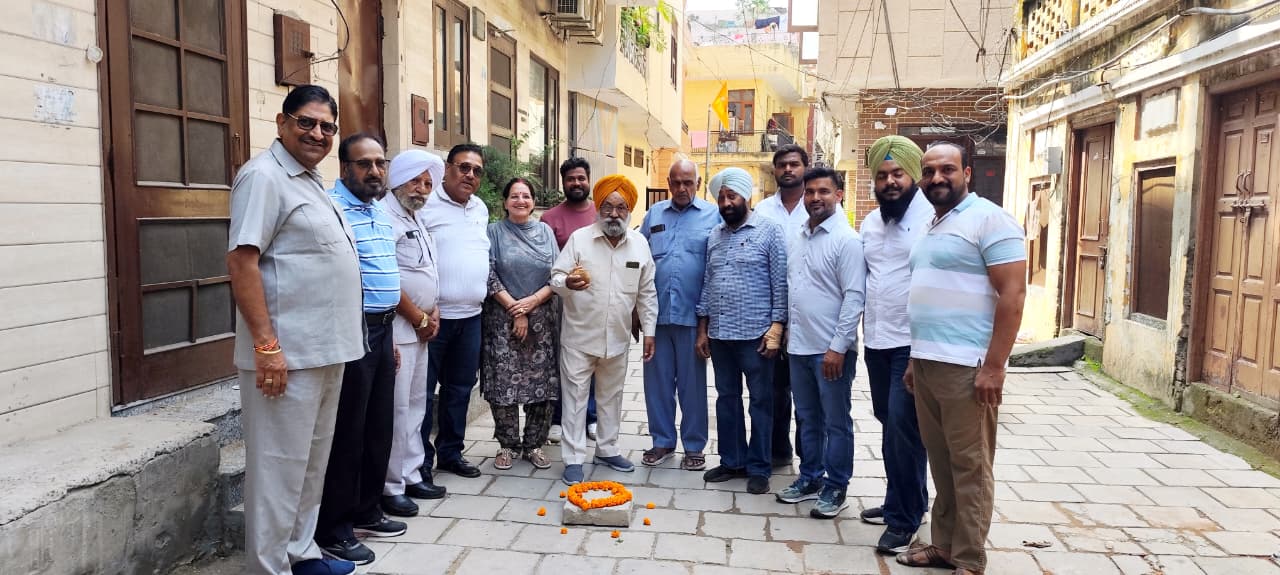 वार्ड नंबर 5 दर्शनी बाग में पेवर ब्लॉक लगाने के कार्य का नम्बरदार फतेह सिंह ने किया उद्घाटन