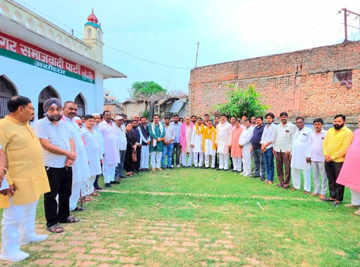 सपा कार्यालय में दोहरी खुशी, सूर्यकांत पांडे और मोहम्मद सुहैल का जोरदार स्वागत