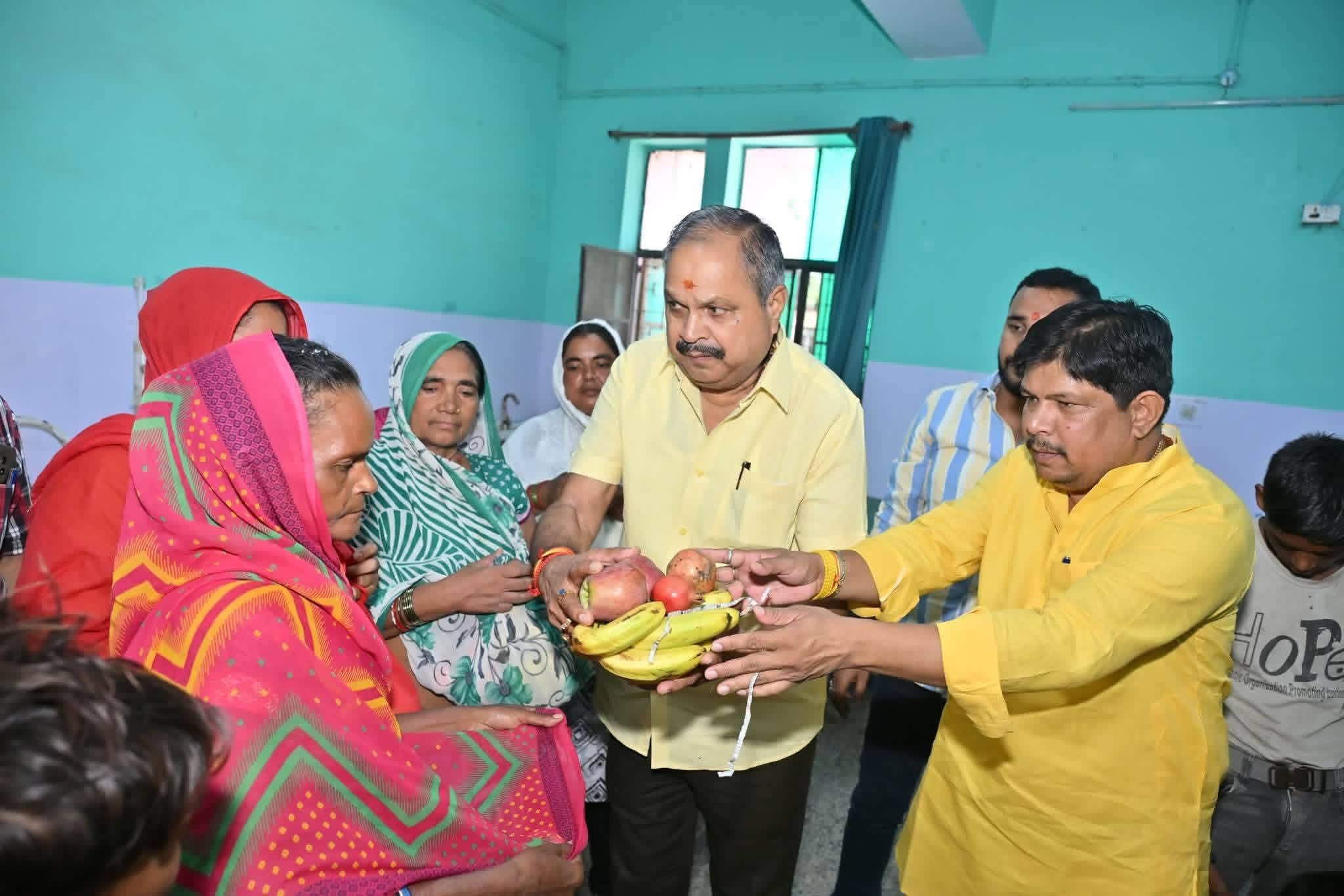 प्रधानमंत्री के जन्मदिवस पर सीएचसी बेलसर में हुआ फल वितरण