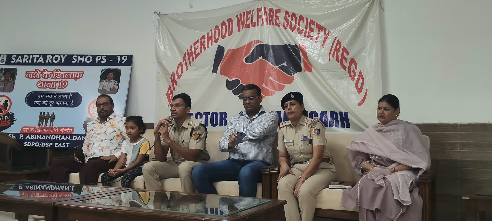 सेक्टर-18 में सुरक्षा को लेकर आर डब्ल्यू ए सेक्टर 18 की पुलिस अधिकारियों के साथ बैठक