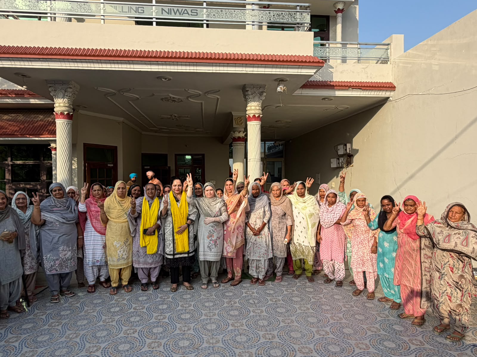 आप सरकार के राज में महिलाएं असुरक्षित:बबीता शर्मापूर्व विधायक की पत्नी ने लालडू में चलाया जनसंपर्क अभियान