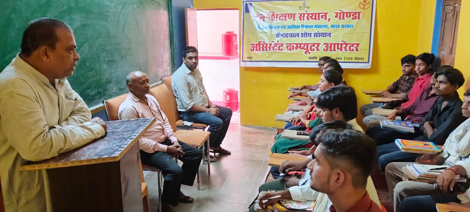 कंप्यूटर ऑपरेटर कोर्स का पूर्व ब्लॉक प्रमुख अजीत सिंहनेकियाअवलोकन