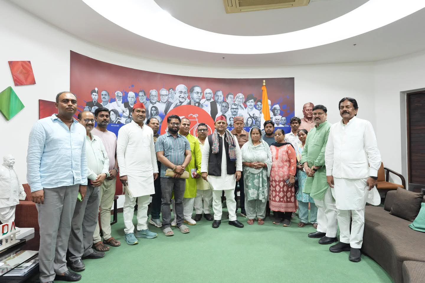 14 कोसी मार्ग की बुलडोजर कार्रवाई से प्रभावित परिवारों से मिले अखिलेश यादव, नौ परिवारों को एक-एक लाख की सहायता
