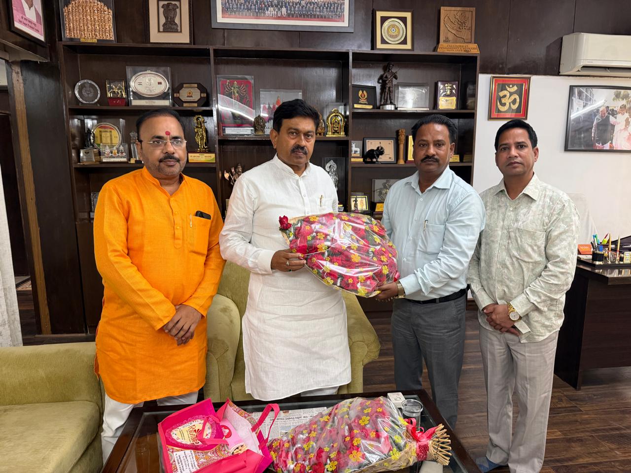 रियल एस्टेट कारोबारी मानसिंह ने पूर्व केंद्रीय गृह राज्य मंत्री अजय कुमार मिश्रा से की मुलाकात