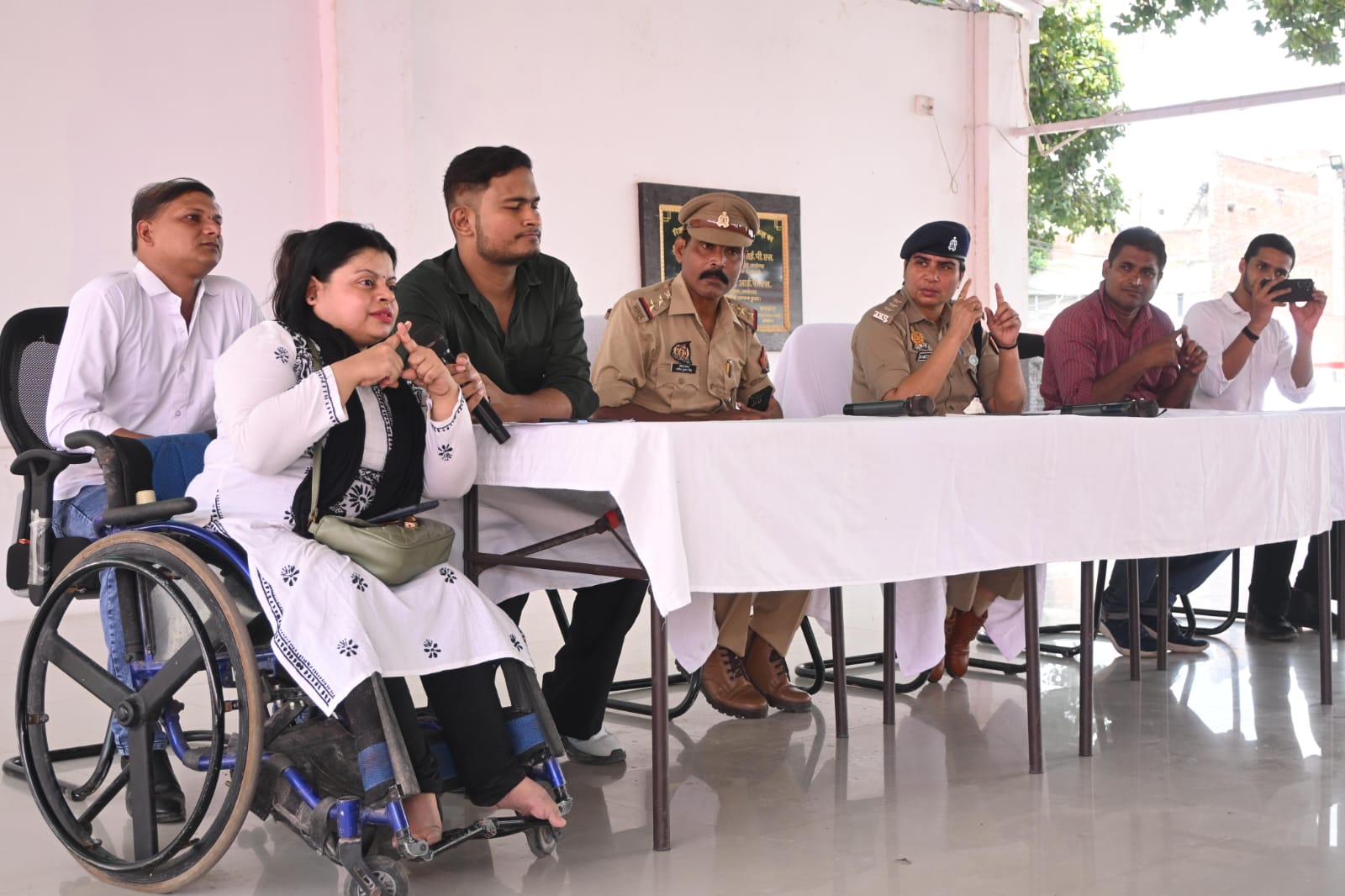 सांकेतिक भाषा ने जोड़े दिल, पुलिस ने सीखा मूक-बधिरों का दर्द समझना