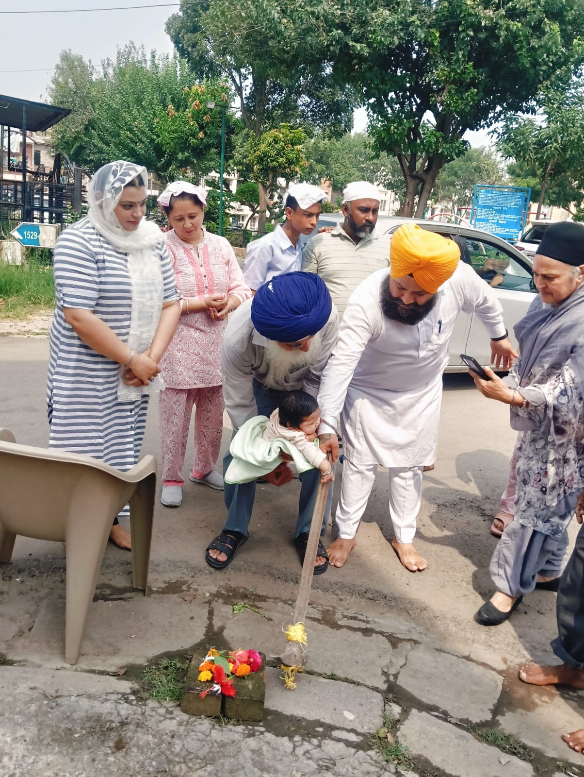 सेक्टर 22-B में पानी की निकासी की समस्या के समाधान के लिए पाइपों को बिछाने का कार्य शुरू
