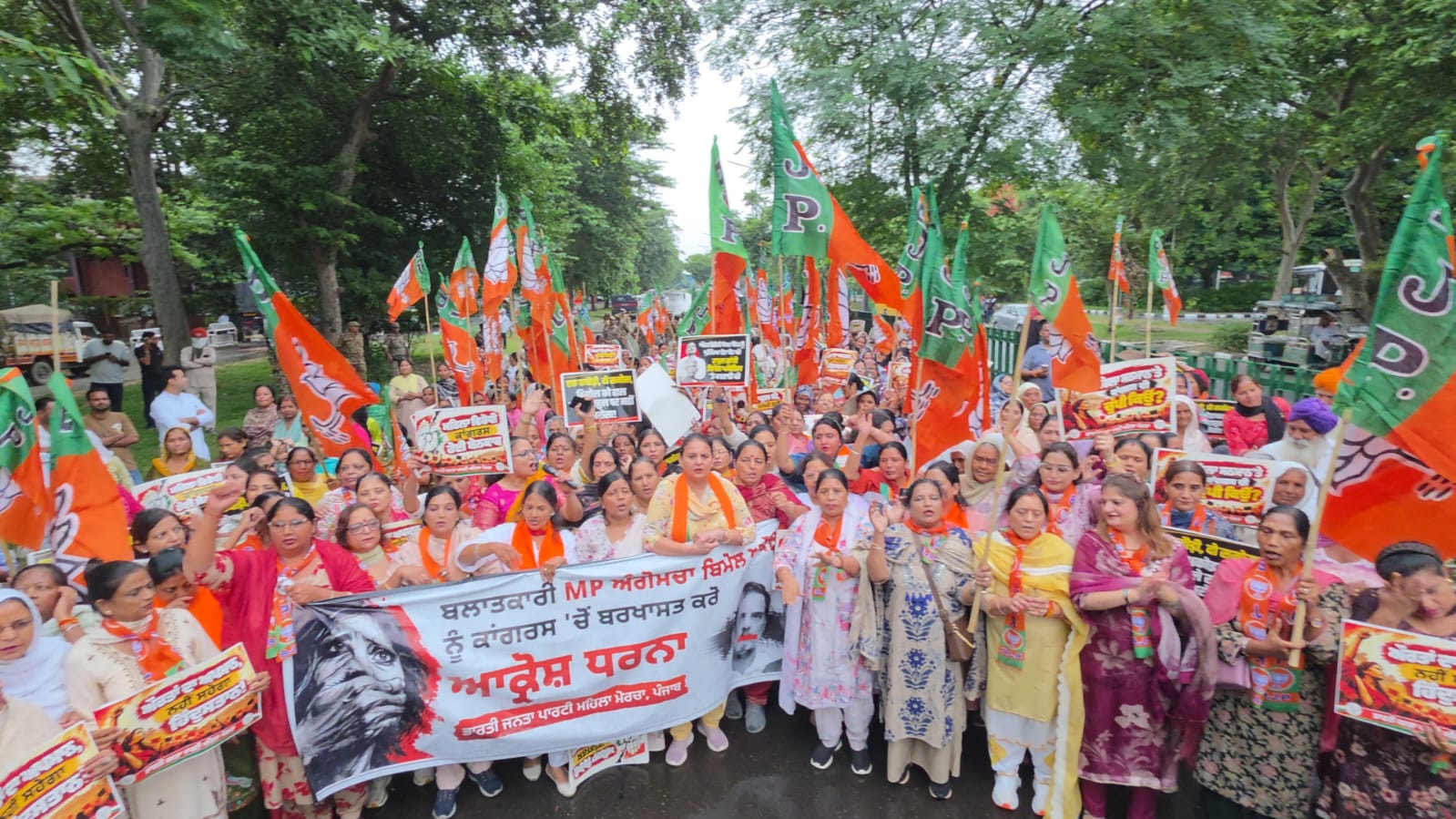 कांग्रेसी सांसद द्वारा यौन शोषण का मामला: जय इंदर कौर के नेतृत्व में महिला मोर्चे का चंडीगढ़ में रोस प्रदर्शन