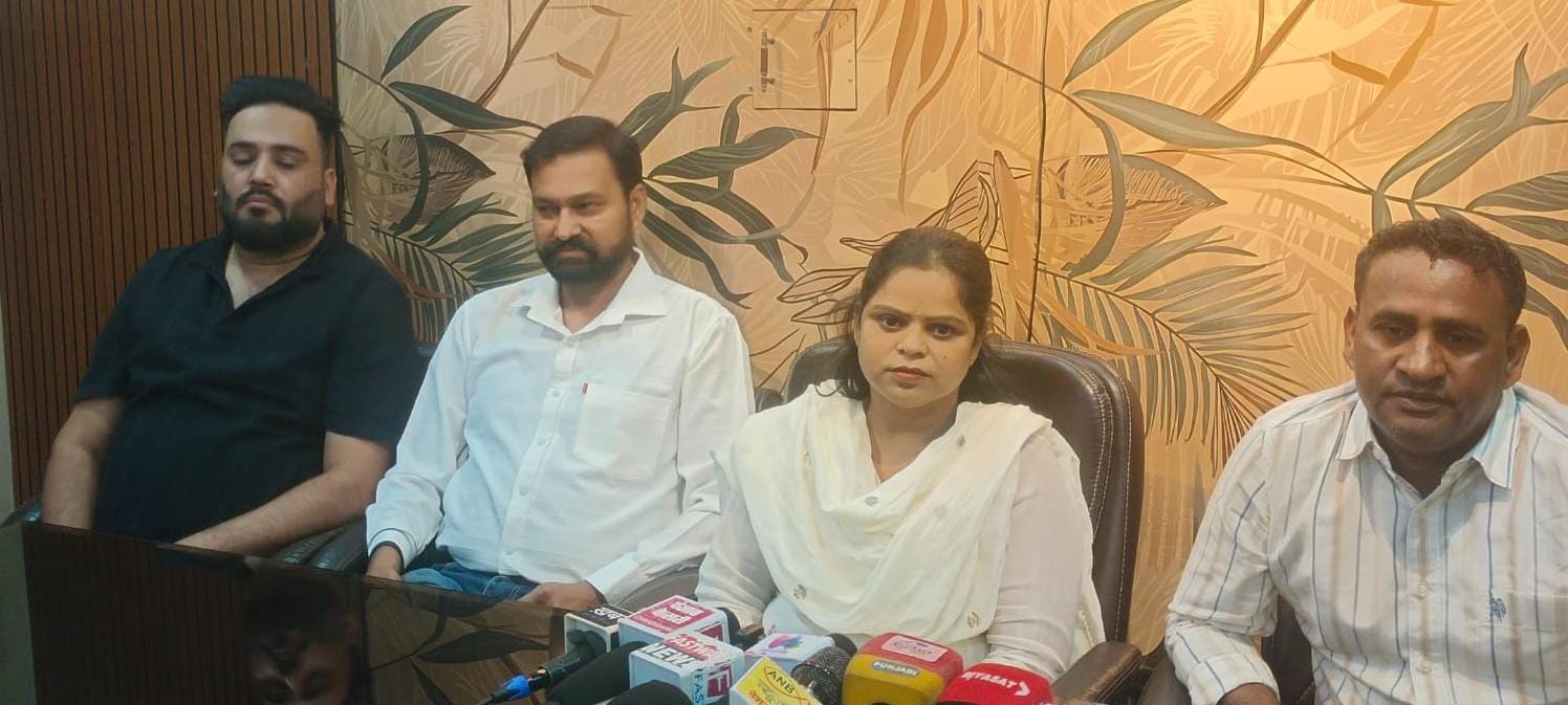 वार्ड नंबर 3 की समस्याओं को लेकर वार्ड निवासियों के बीच पहुंचीं अनु