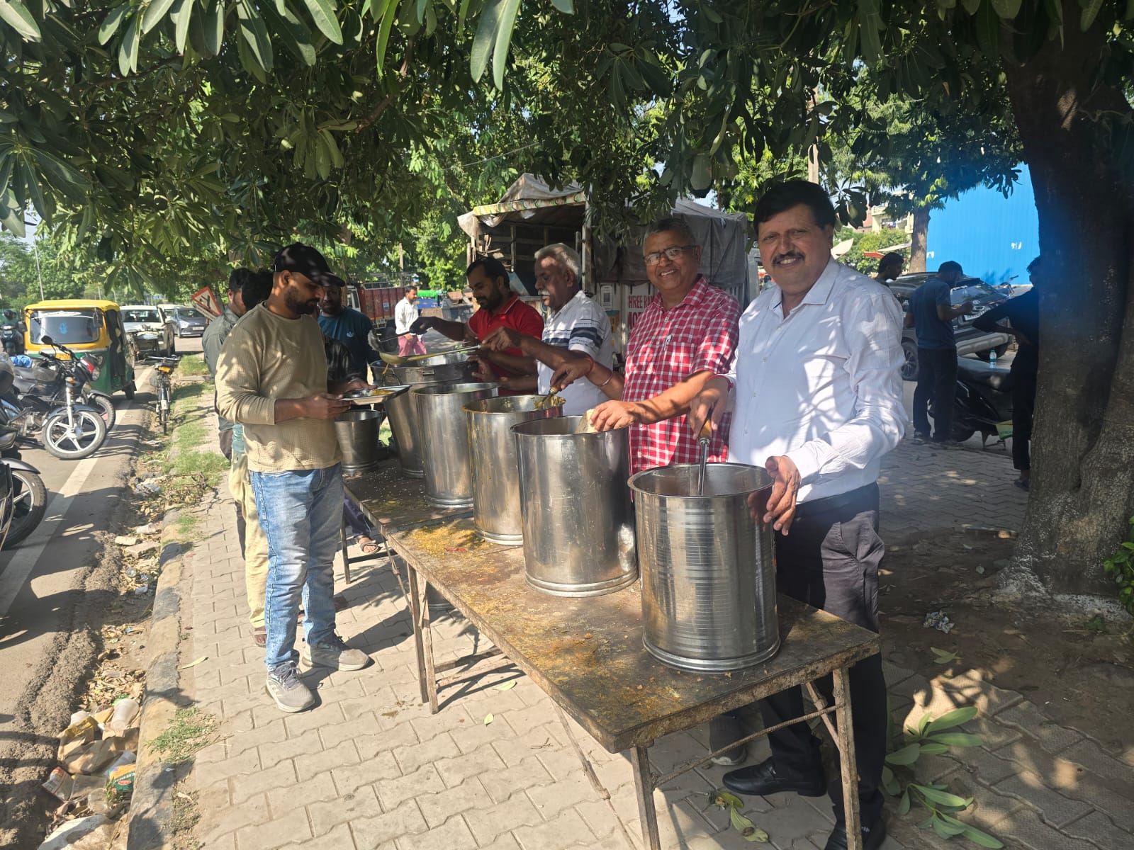 धर्म नगरी पंचकूला में मंगलवार 13 अक्टूबर को श्री राम सेवादार ट्रस्ट ने पांच विशाल भंडारे लगाए।