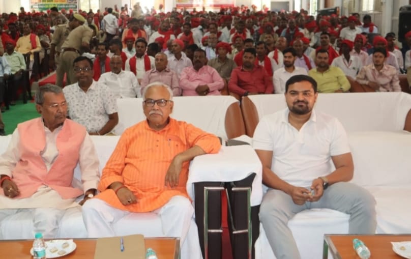 ग्राम प्रहरियों का किया गया सम्मान, धोती और टॉर्च पाकर दिखे खुश, मिलेगा इलाज हेतु 5 लाख