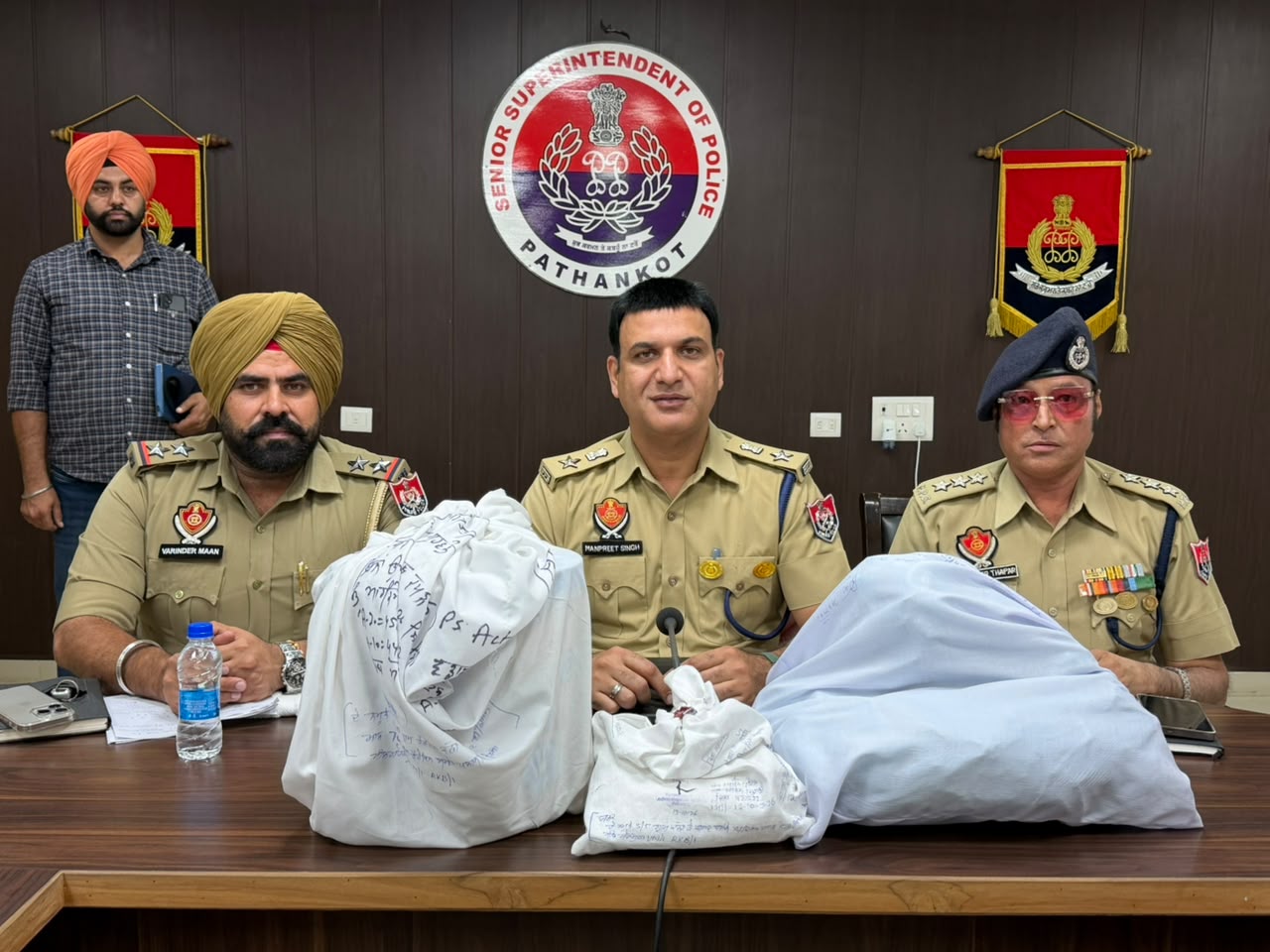 पाकिस्तानी मार्किंग वाली मोहर लगे पैकेट भी बरामद किए गए: एसएसपी मनप्रीत सिंह