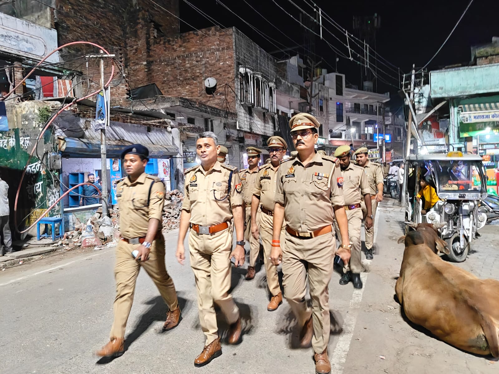 त्योहारों पर शांति और सुरक्षा का संदेश लेकर सड़कों पर उतरी पुलिस, ग्रामीण एसपी और सीओ अरविंद सोनकर ने की पैदल गश्त