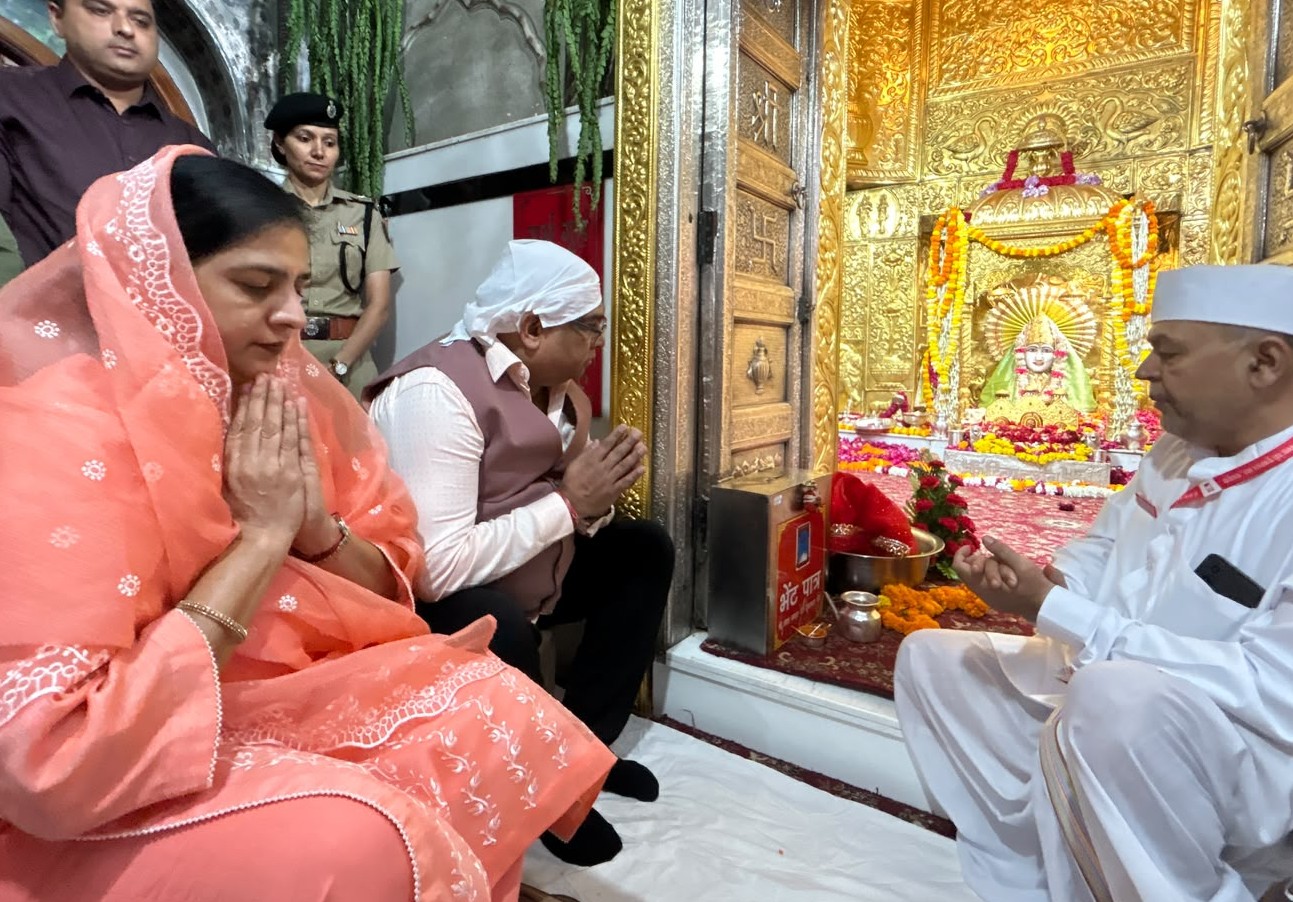डीजीपी अजय सिंघल के जन्मदिन पर माता मनसा देवी मंदिर में विशेष पूजा-अर्चना एवं हवन, भंडारे में जरूरतमंदों को कराया भोजन