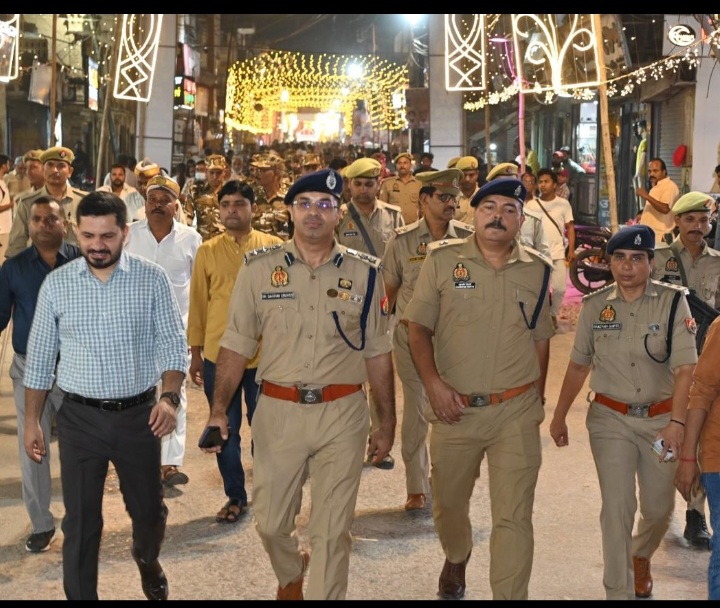 मां दुर्गा के दरबार से सड़कों तक सुरक्षा का अभेद्य पहरा, शांति-सौहार्द के लिए मैदान में उतरे डीएम-एसएसपी