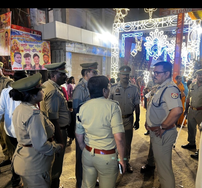 मां के दरबार में श्रद्धा, सड़कों पर सुरक्षा का पहरा—नवरात्रि में श्रद्धालुओं की ढाल बनी अयोध्या पुलिस
