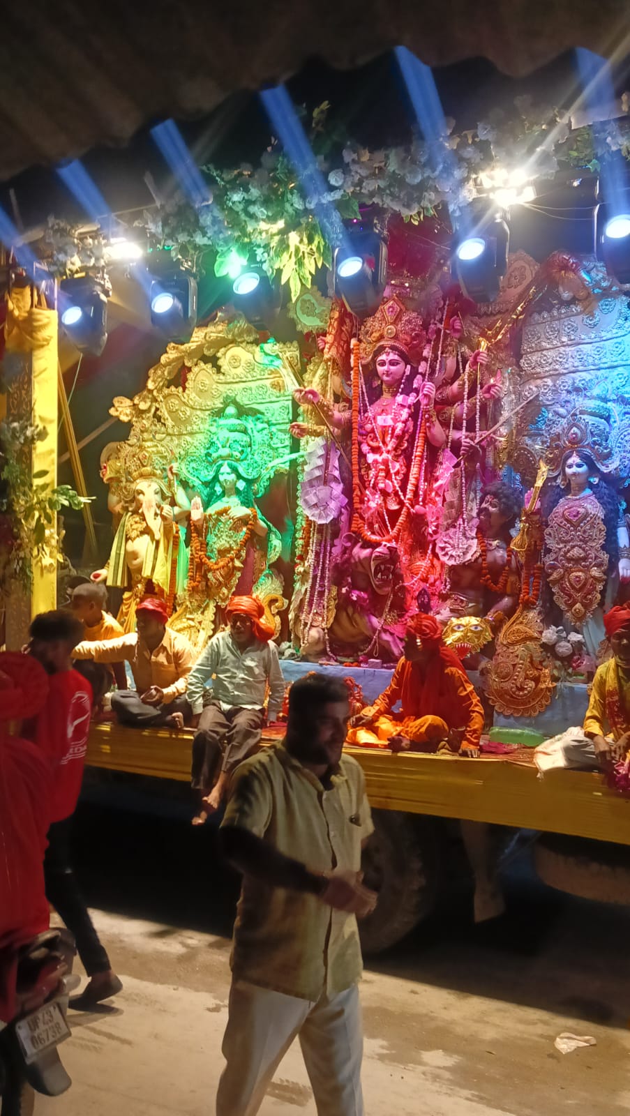 मां दुर्गा की प्रतिमाओं के विसर्जन जुलूस में उमड़ा जन सैलाब मां की विदाई में जमकर उड़ा गुलाल