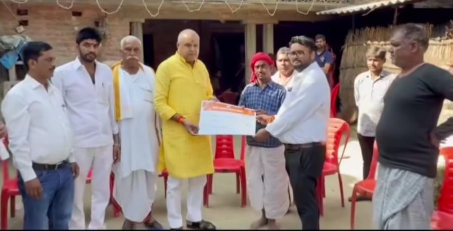 मूर्ति विसर्जन में डूब कर मरने वाले नव युवकों के परिजनों को दी गई सहायता राशि