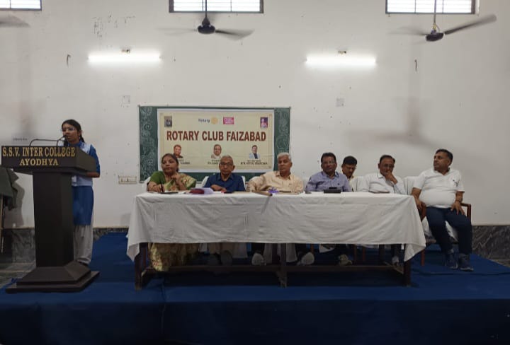प्रधानाचार्य ने बढ़ाया मेधावियों का हौसला, निबंध-वाक्-पटुता में विद्यार्थियों ने दिखाया दम